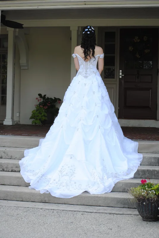 Holiday Sale Allure Bridals 10/897962