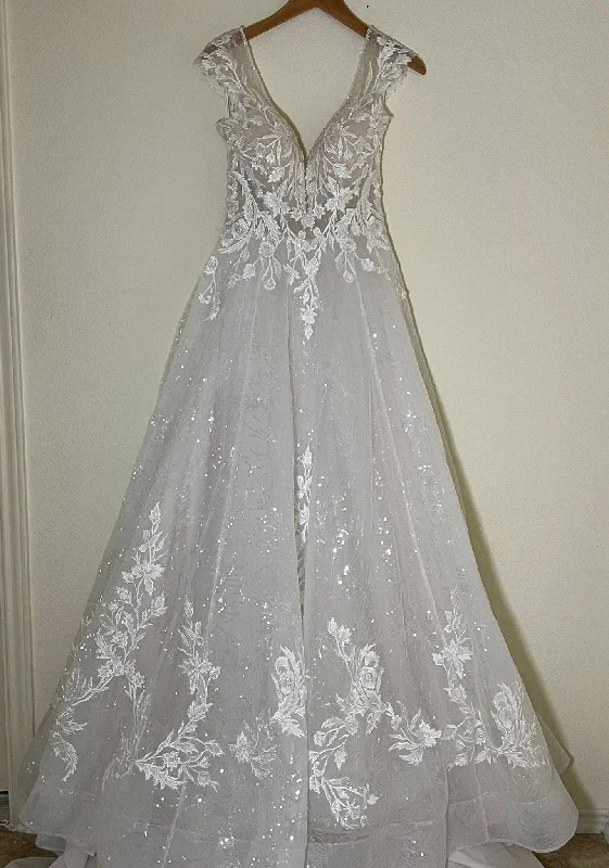 Deal Alert Other DESIGNER: Bestow Bridal STYLE: Glasglow MSRP COLOR/SIZE: Ivory/6